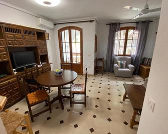 Orihuela Costa 2-bedroom 1-bath renovated vacation rental on La Zenia Beach - Orihuela - Dining room