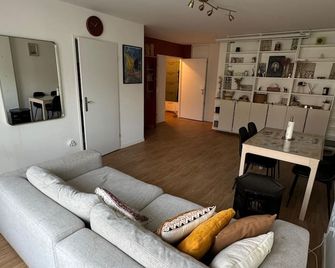 Cosy 2 bedroom Apartment in Saint Denis - 20 min walk from Stade de France - Saint-Denis - Living room