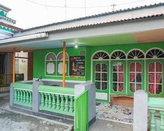 Hotel O Gandrung Payungan Family Innnearstasiun Banyuwangi Kota - Banyuwangi - Edificio