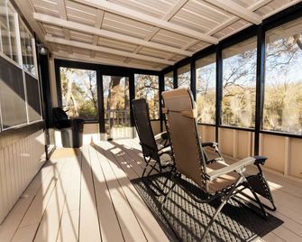 Country Cabin on the Creek in Belton with WiFi, AC - Belton - Balcón