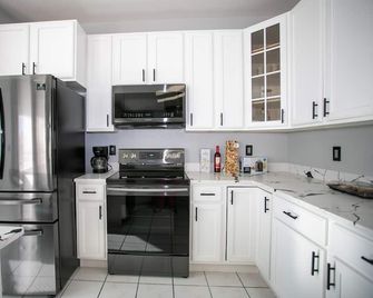 “luxury 4br Denver Retreat, Sleeps 10+, Entertainment & Prime Location” - Denver - Cozinha