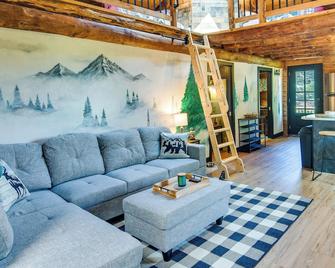 Fairhaven Harbor-Front Gem - Steps From the Water! - Fairhaven - Living room