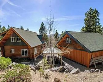 Gorgeous Log Cabin with Hot Tub & Theater near Snowmobile & SXS Trails & Lakes! - Crescent - Edificio