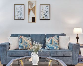 New - 3 bed 2 Bath house in Magnolia with Fast Wifi- Garage Parking - Magnolia - Huiskamer