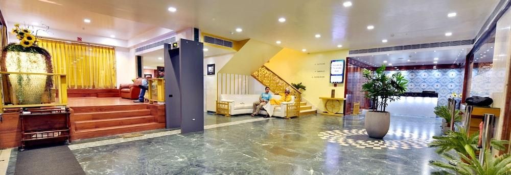 The Senator Hotel - Calcuta - Lobby