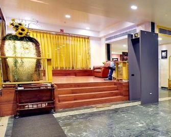 The Senator Hotel - Calcuta - Lobby