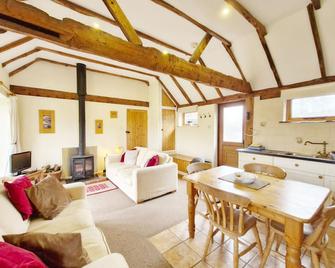 The Dairy , Petersfield - a barn conversion that sleeps 4 guests in 1 bedroom - Petersfield - Dining room