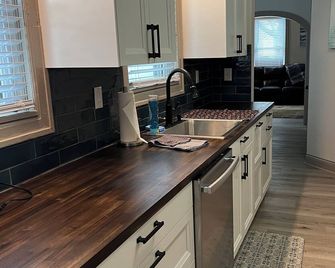 State Street House; 3-Br House; Pets Welcome; Litchfield - Litchfield - Keuken