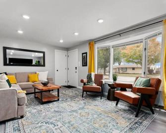 Lambeau|hottub|5 Minwalk|sleeps14|firepit|grill - Green Bay - Living room