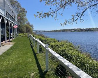 Waterfront Home with a View - Groton - Outdoors view