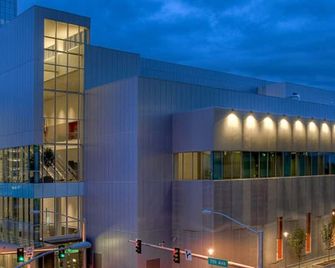 Ingra House Hotel - Anchorage - Edificio