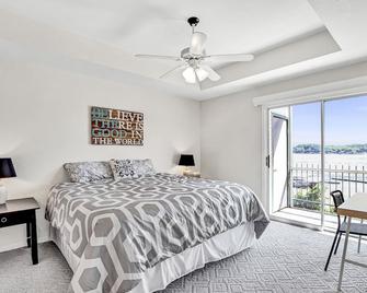 Breathtaking Views - Two Pools - Enclosed Balcony - Lake Ozark - Sypialnia