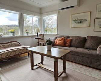 Cottage on Mjorn only 300m from the sea - Varekil - Sala de estar