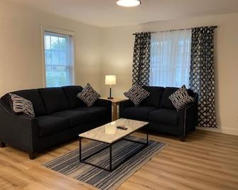 Beautiful brand new 2 bedroom Duplex near Oakland Beach - Warwick
