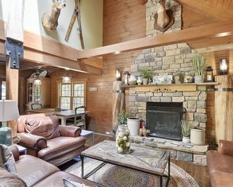 Secluded Cabin, Comfortable Lux, Valley View ~ Canaan Valley & Seneca - Harman - Living room
