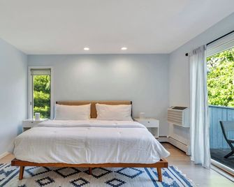 Beautiful Wainscott Estate with Private Pool and Tennis, Perfect for Families! - Wainscott - Habitación