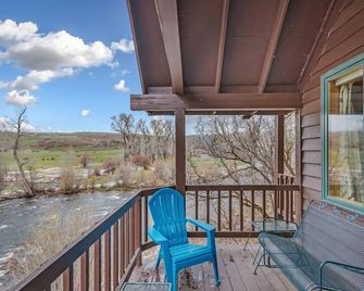 Smokey - Gorgeous cabin right on the Elk River - Clark - Balcony