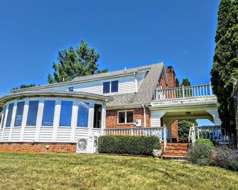 Panoramic mountain views and creekside walks in the beautiful Shenanodah Valley - Raphine - Building