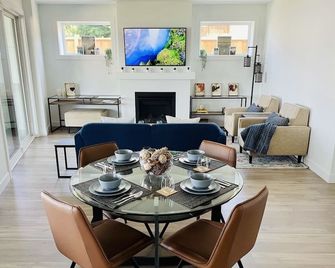 Oceanfront Sunsets - Nanaimo - Dining room