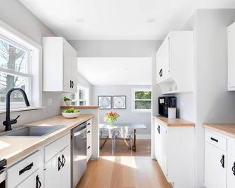 Plan your getaway this summer…minutes from the ocean! - Hampton Bays - Cocina