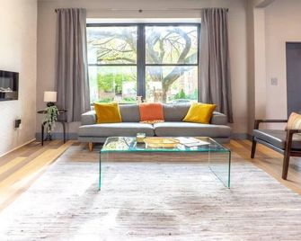 4br Modern Cwe Luxury + Garage / Abodebucks - St. Louis - Living room