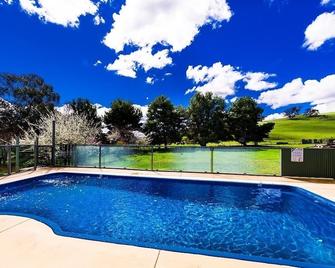 Hillview Farmstay - Adelong - Alberca