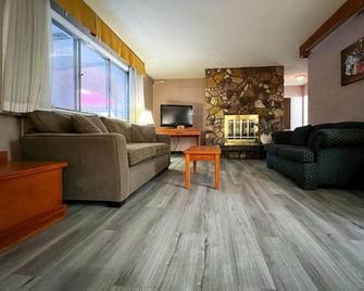Econo Lodge Motel Village - Calgary - Living room