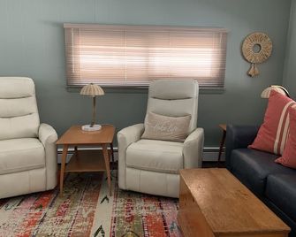 Great Year-Round Rental Cottage Finger Lakes Owasco Lake, Ny - Smiling Moon - Auburn - Living room