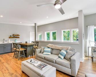 Waterfront Hartwell Apartment with Dock Access! - Hartwell - Living room