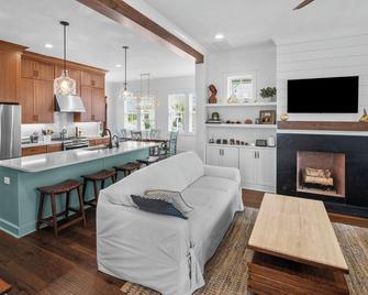 Leeward Retreat - Beautiful home in the heart of River Dunes - Oriental - Living room