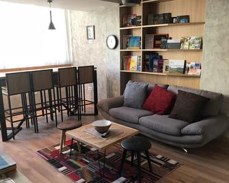 Hostel Boulevard Prishtina - Pristina - Wohnzimmer