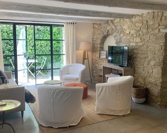 Charming stone house near Uzès 4 bedrooms,2 bathrooms,heated pool,garden & Wifi - Saint-Jean-de-Ceyrargues - Sala de estar