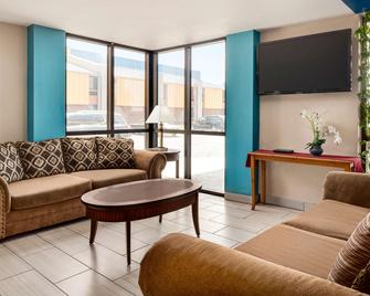 Baymont Inn And Suites Muncie Near Ball State University - Muncie - Living room