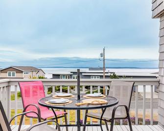 Beach Lookout Retreat by AvantStay Rooftop Views - Coupeville - Balcony