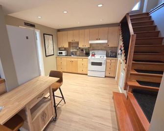 New Midtown Rossland Studio Apartment - Rossland