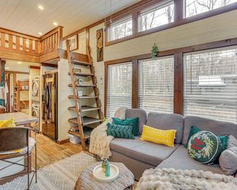On-site Trails + Furnished Deck: Monteagle Escape! - Monteagle - Huiskamer