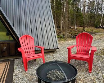 Little Black Aframe by the Brook- 5m to Waterfall - Warrensburg - Patio