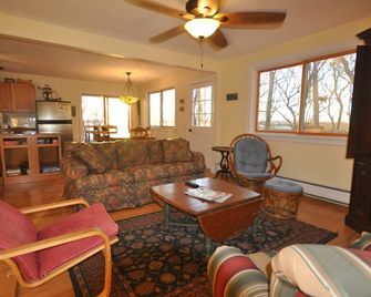 On Worden's Pond - Minutes from ocean beaches - South Kingstown - Sala de estar