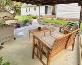 Minutes from Indy Motor Speedway - Dog friendly - Fully fenced yard - Speedway - Innenhof