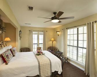 The Lakehouse Bed & Breakfast - Canyon Lake - Bedroom