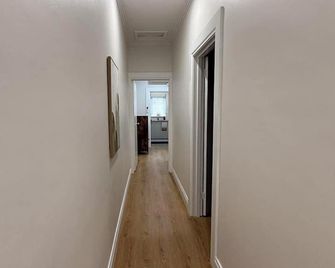 Everything at your doorstep. 25-minute train ride to the heart of the city. - Oakleigh - Hallway