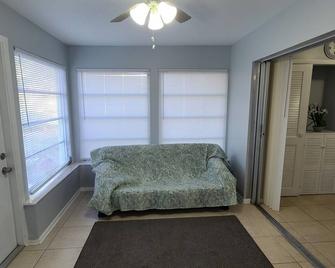 3 bdr, 5 min walk to Warm Mineral Springs - Warm Mineral Springs - Living room