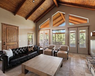 NEW Spacious, Spectacular Views, Private Hot Tub, Game Room, 7th nt Free - Orderville - Sala de estar