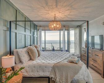 Top-Floor Beach Condo with 2 Oceanfront Balconies! - Daytona Beach Shores - Bedroom