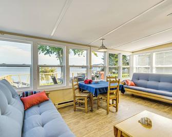 Bayfront Red Creek Vacation Rental with Boat Dock! - Red Creek - Sala de estar