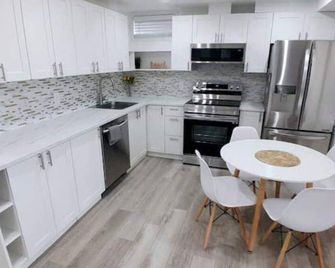 Double Delight Getaway: 2 Homes + 2 Hot Tubs - Orillia - Kitchen