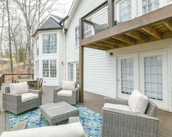 Spacious Lake House with Dock and Swimming Pool - Dawsonville - Innenhof