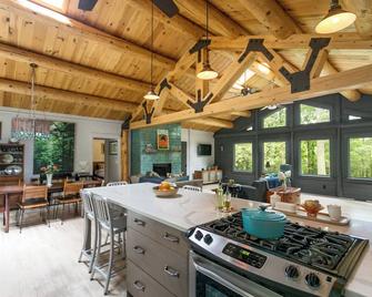 Private oasis, ideal for families! Hot tub always open! Heated pool open in May! - Woodstock - Dining room