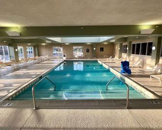 La Quinta Inn & Suites by Wyndham Bannockburn-Deerfield - Bannockburn - Piscina