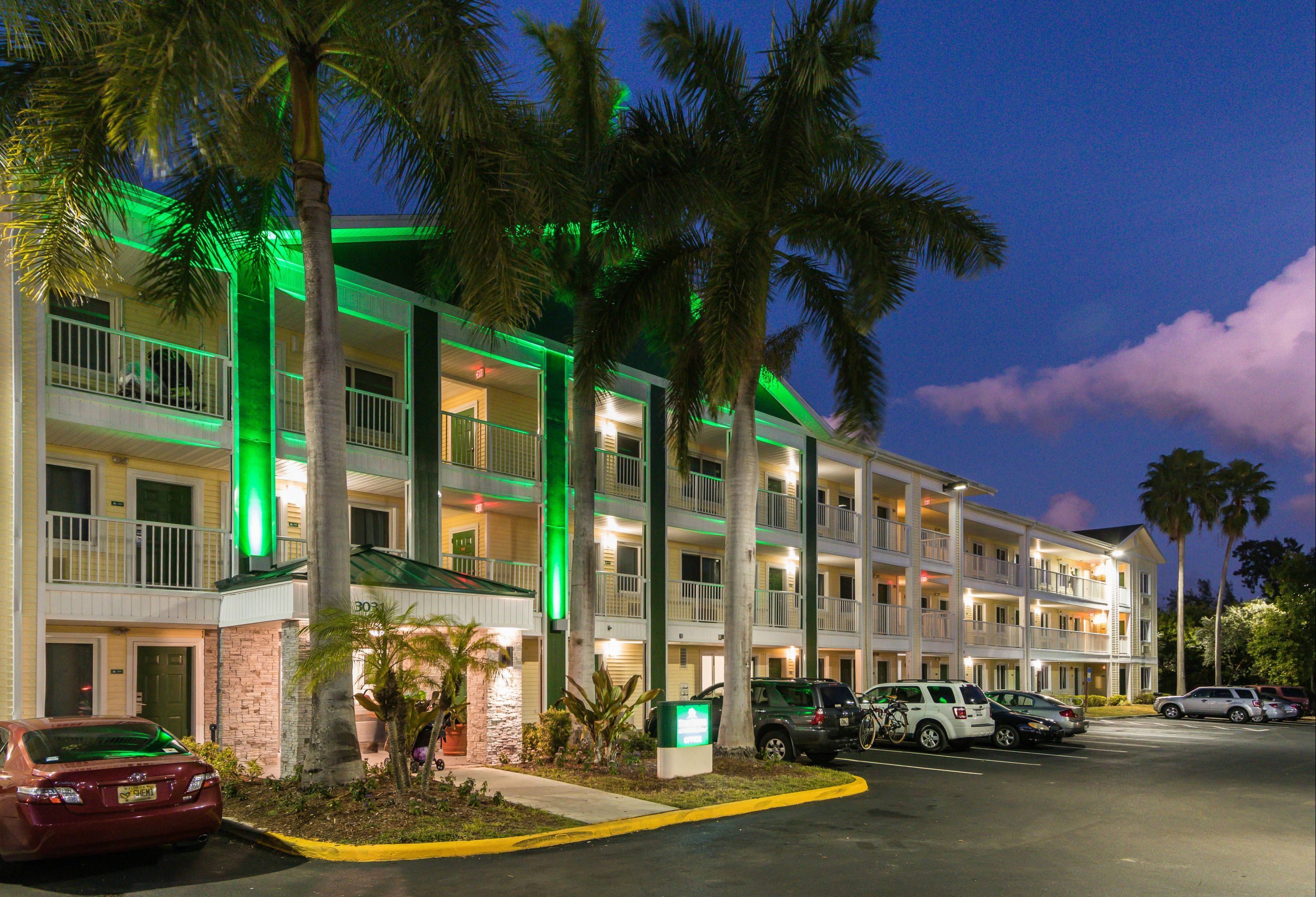 HomeTowne Studios by Red Roof Fort Lauderdale